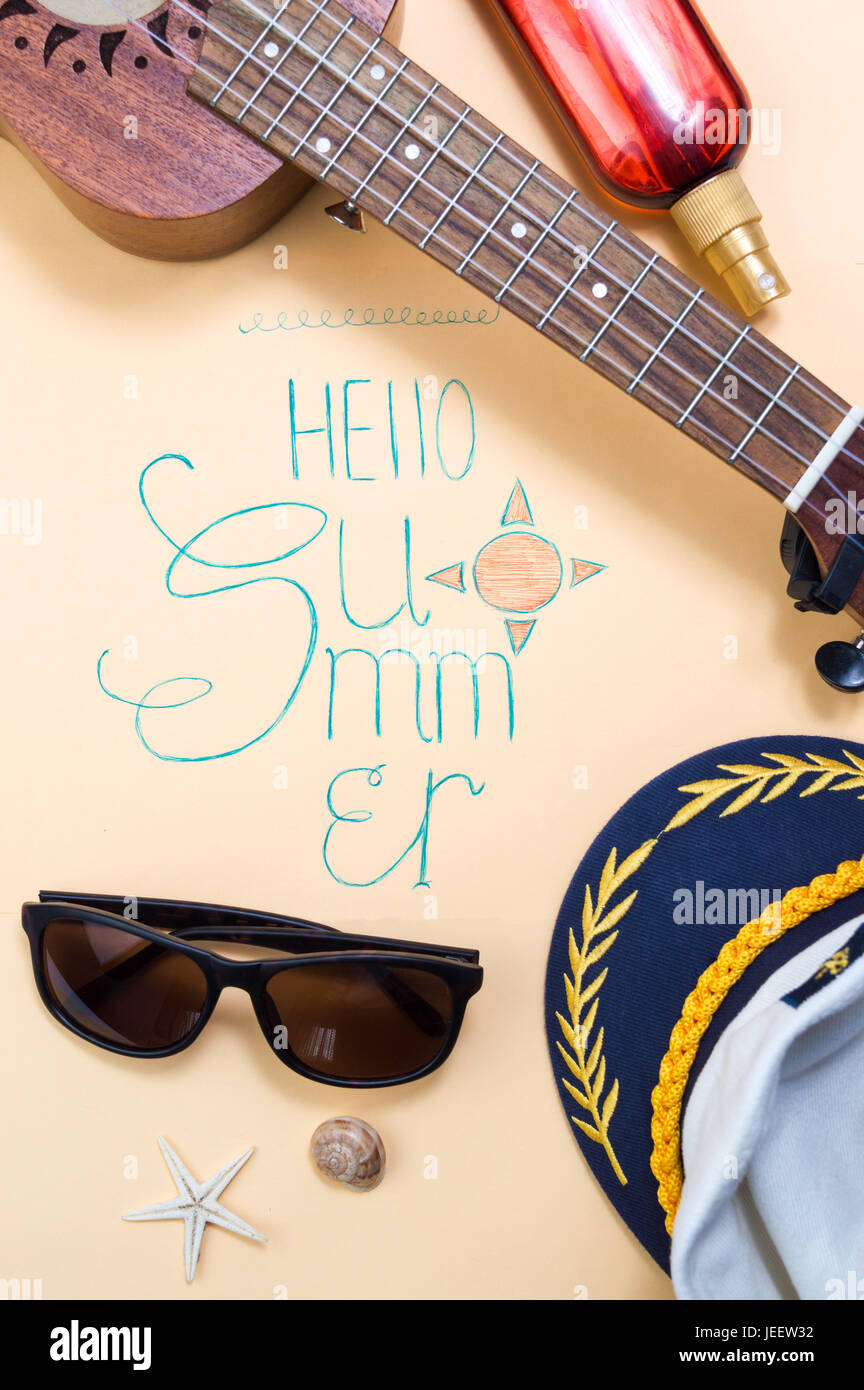Hallo Sommer handgeschriebene Kalligraphie Karte mit saisonalen Zubehör Stockfoto
