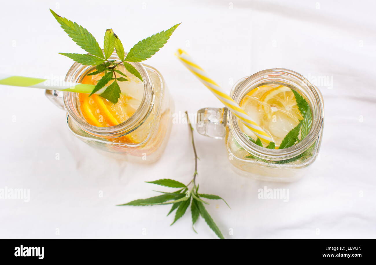 Wasser mit Orangen-, Zitronen- und Minze Blätter in Gläsern Stockfoto