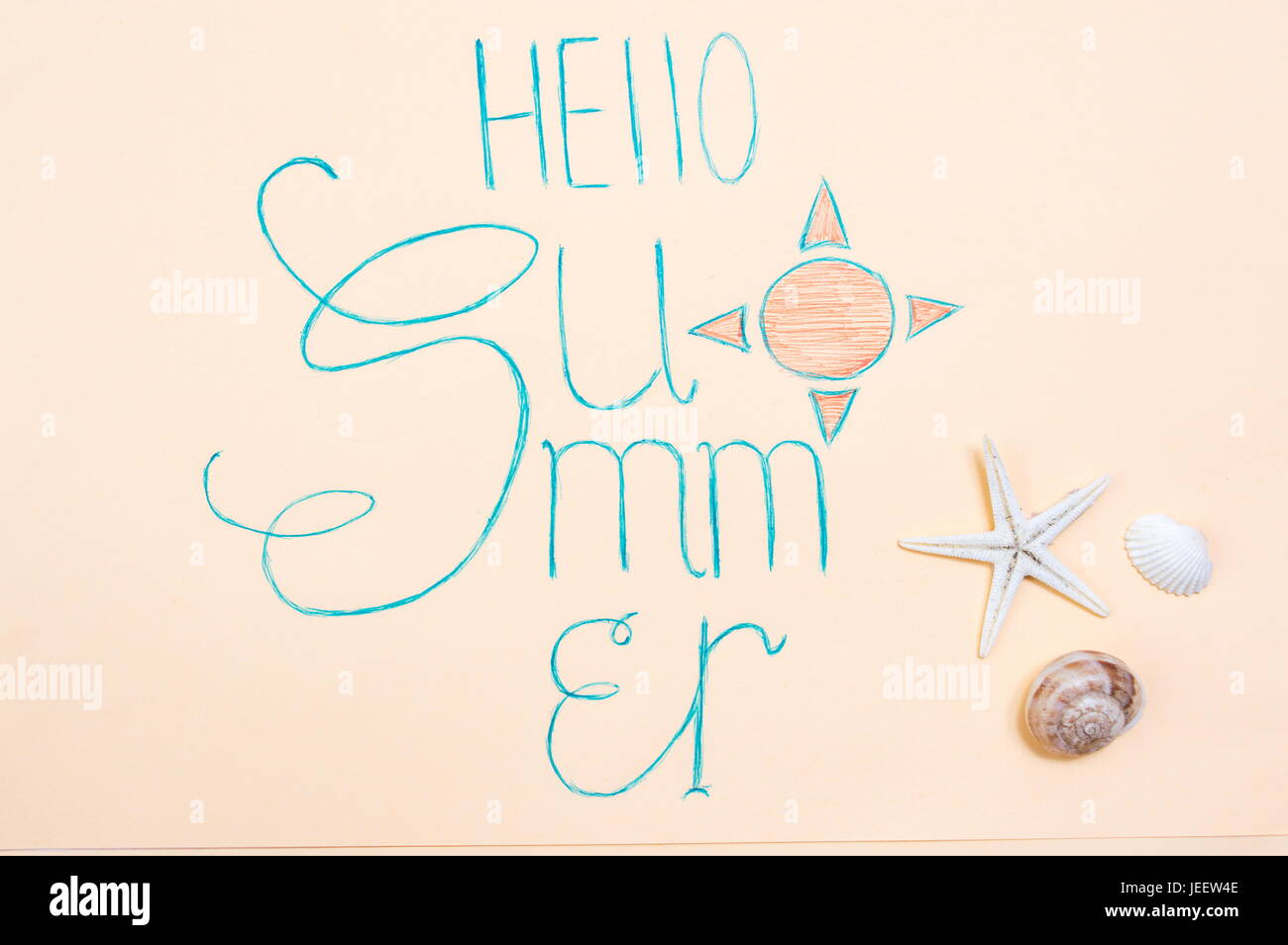 Hallo Kalligraphie Sommercard mit Seestern und Muscheln Stockfoto