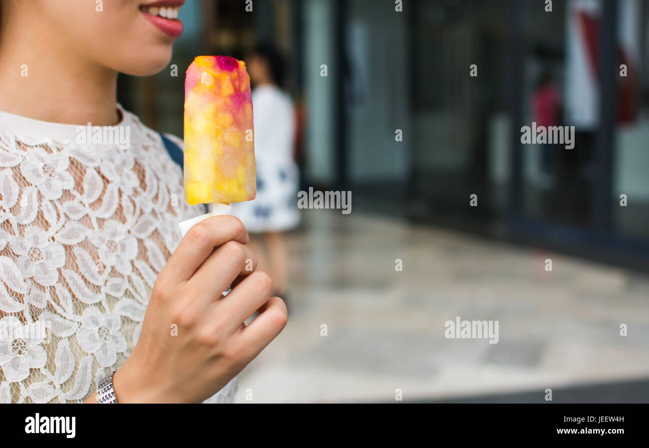Mädchen mit einem gefrorenen Frucht-Eis Stockfoto