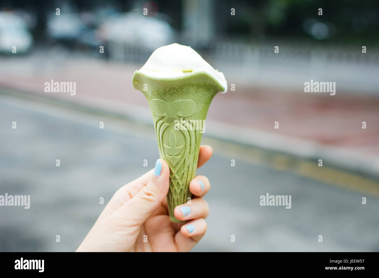 Weibliche Hand hält grüner Tee Eis Sicht Stockfoto