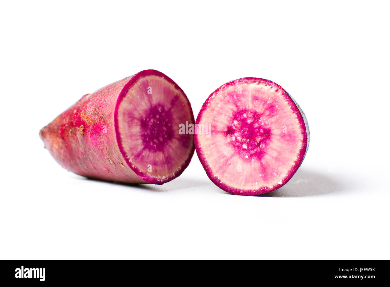 Rohe Lila Süßkartoffel isoliert auf weißem Hintergrund Stockfoto