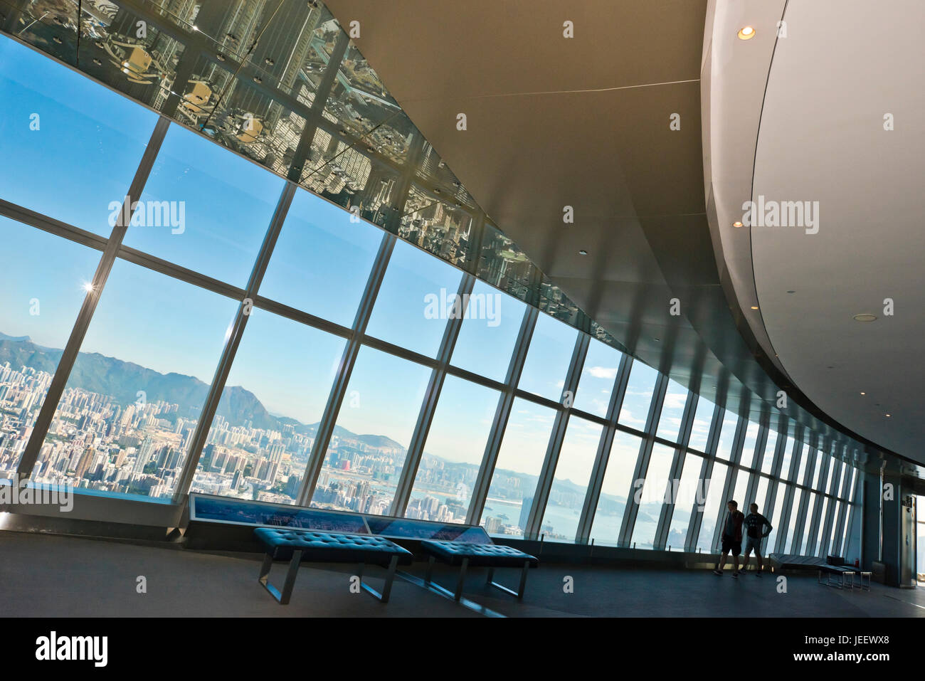 Horizontale Ansicht der Sky100 Aussichtsplattform im International Commerce Centre in Hong Kong, China. Stockfoto