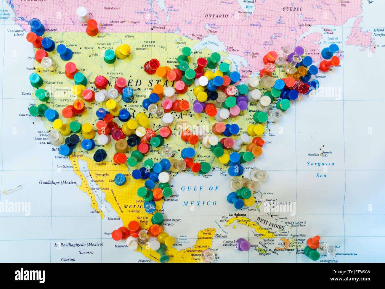Viele bunte Stifte in eine Wandkarte von Amerika. Die Karte hängt an der Wand einer US-touristischen Destination, wo Touristen aufgefordert werden, markieren Sie, die Stockfoto