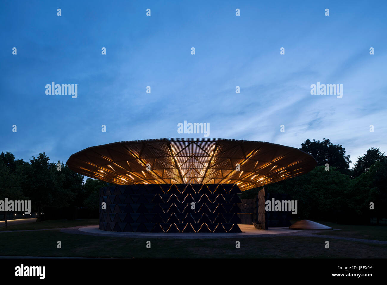 Nachtansicht der Zeit. Serpentin Sommer Pavillon 2017, London, Vereinigtes Königreich. Architekt: Diebedo Francis Kéré, 2017. Stockfoto