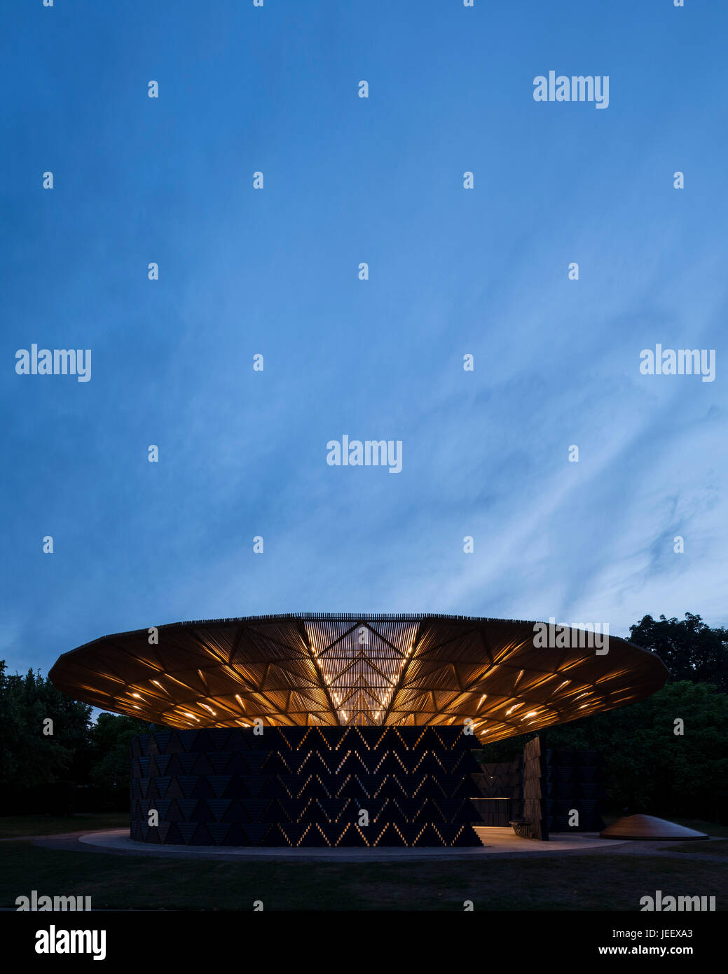 Nachtansicht der Zeit. Serpentin Sommer Pavillon 2017, London, Vereinigtes Königreich. Architekt: Diebedo Francis Kéré, 2017. Stockfoto