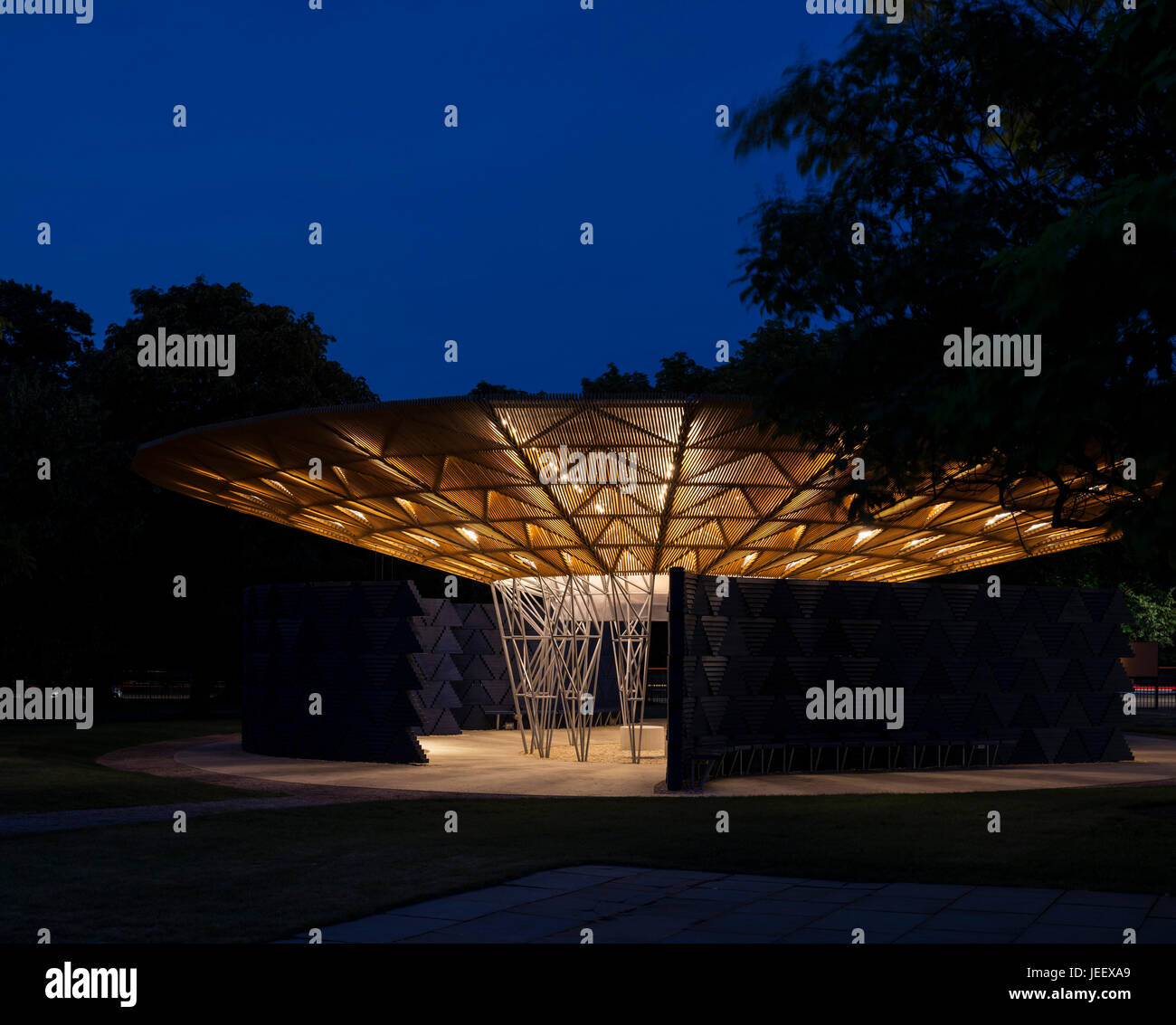 Nachtansicht der Zeit. Serpentin Sommer Pavillon 2017, London, Vereinigtes Königreich. Architekt: Diebedo Francis Kéré, 2017. Stockfoto