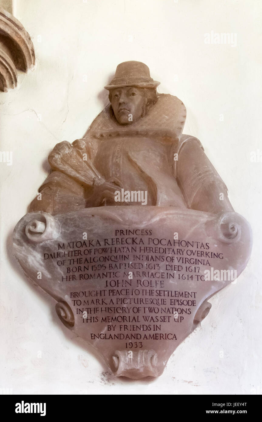 Denkmal für Prinzessin Pocahontas, Tochter von einem Indianerhäuptling, Kirche St. Mary, Heacham, Norfolk. Sie heiratete John Rolfe Heacham Halle. Stockfoto