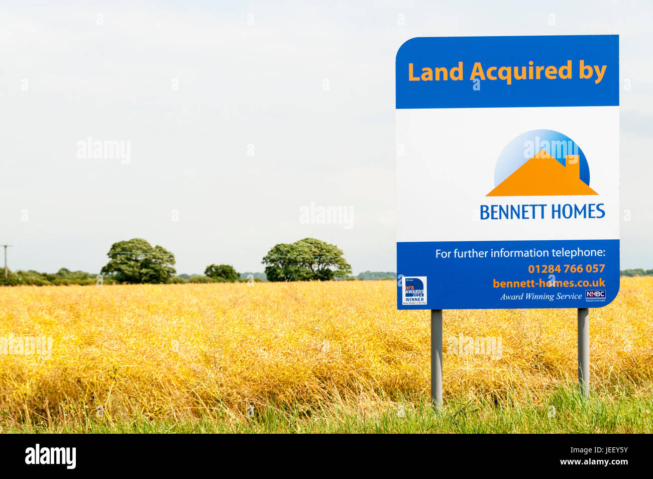 Ein Zeichen wirbt Ackerland von Bennett Häuser für Wohnungsbau in West Norfolk erworben. Stockfoto