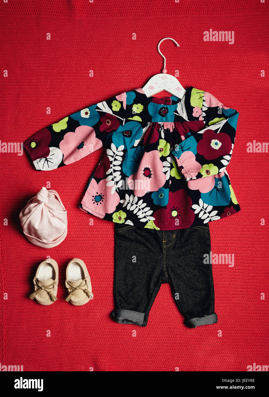Ansicht von oben Mode trendigen Look der Mädchen Babykleidung und Spielzeug  Sachen, Baby-Mode-Konzept Stockfotografie - Alamy