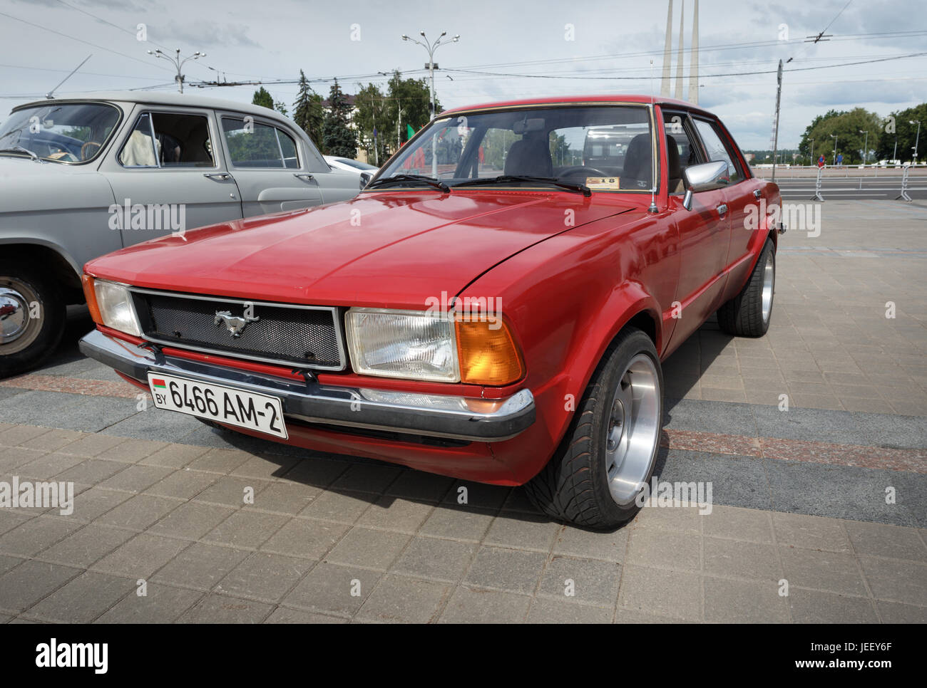 Roten Ford Mustang auf der Ausstellung von Oldtimern. Sommer. Belarus. Vitebsk. 2017. Stockfoto