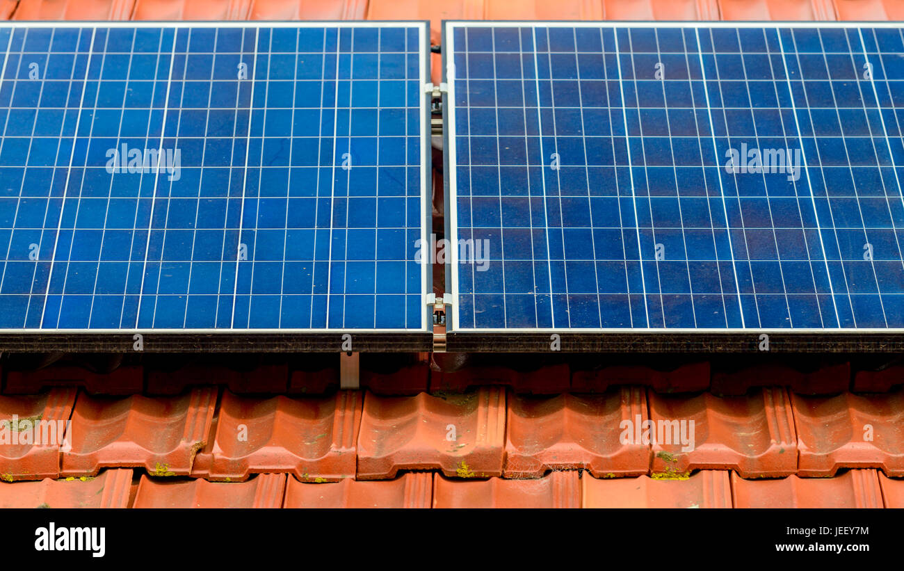Schmutzige Sonnenkollektoren auf Kosten des Hauses Dach InMelbourne Vororten, Victoria, Australien Stockfoto