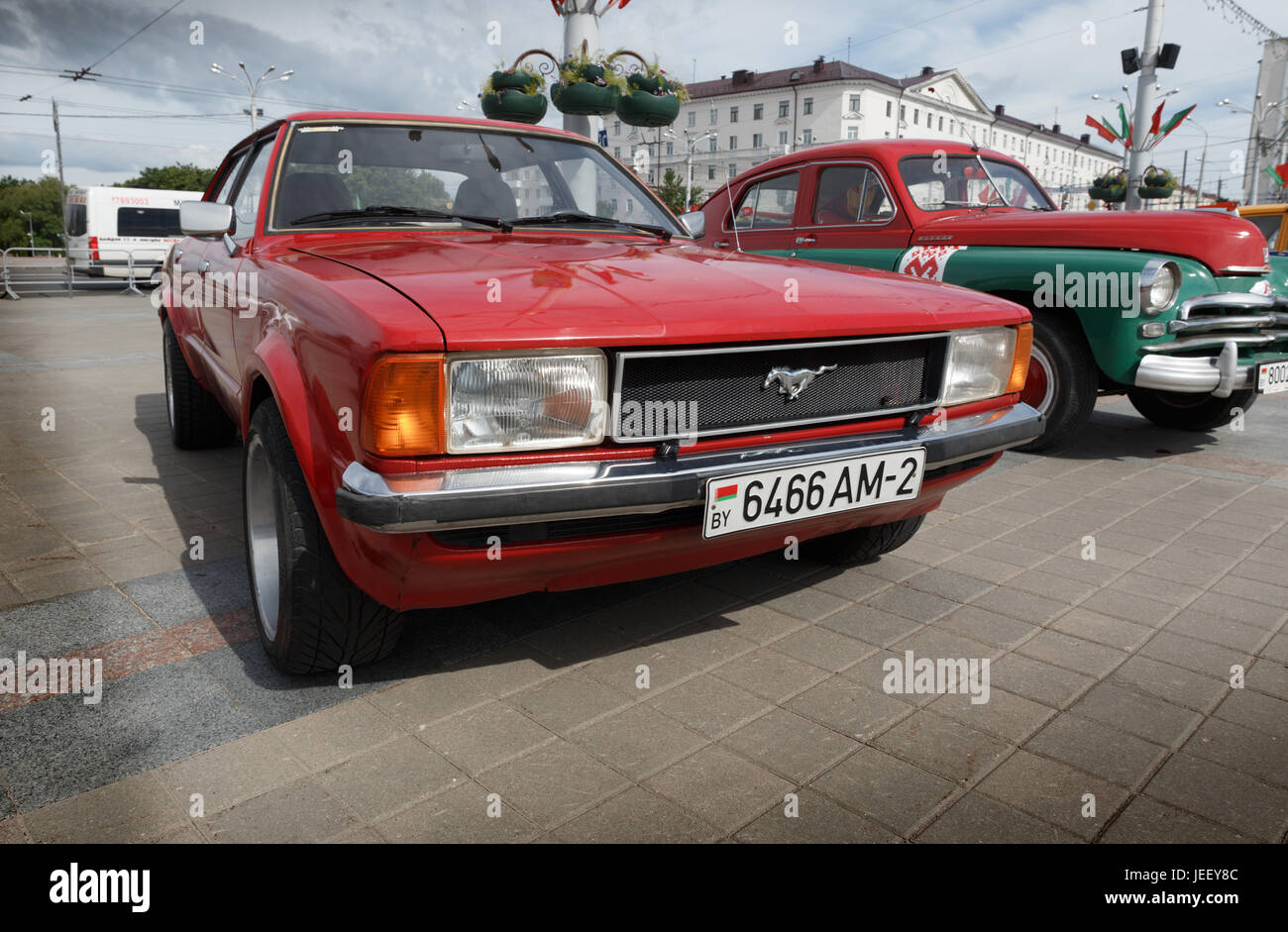 Roten Ford Mustang auf der Ausstellung von Oldtimern. Sommer. Belarus. Vitebsk. 2017. Stockfoto