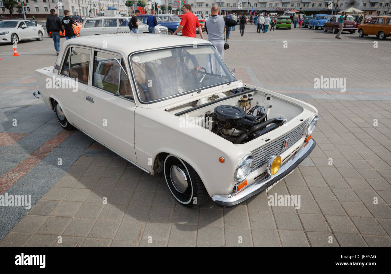 Kompaktes Auto VAZ-2111 bei Ausstellung von Oldtimern. Sommer. Belarus. Vitebsk. 2017. Stockfoto