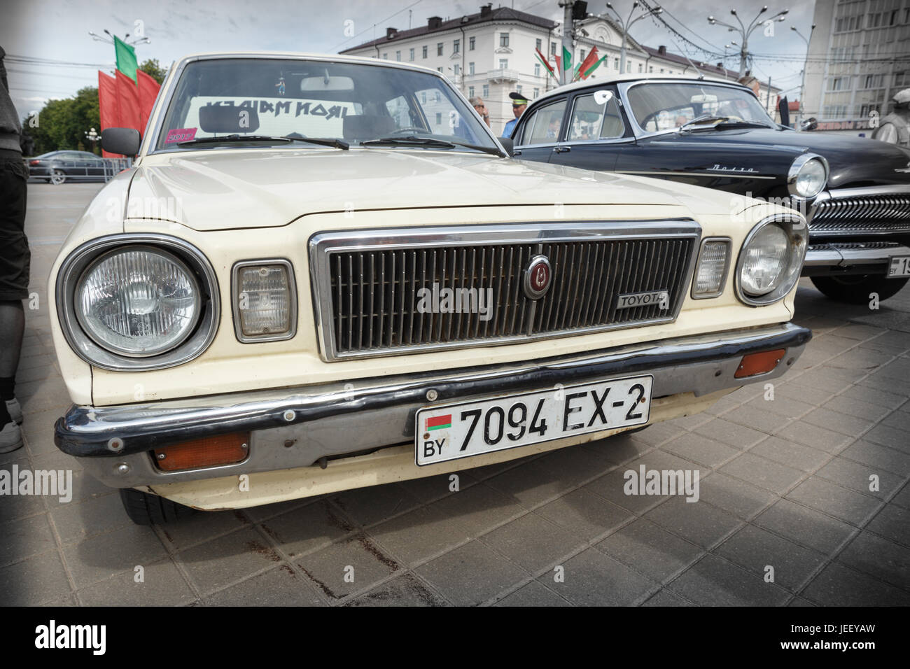 Alten weißen Toyota auf Ausstellung von Oldtimern. Sommer. Belarus. Vitebsk. 2017. Stockfoto