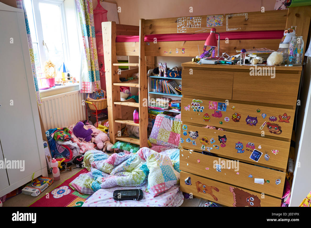 Junge Mädchen unordentliche Schlafzimmer Stockfoto