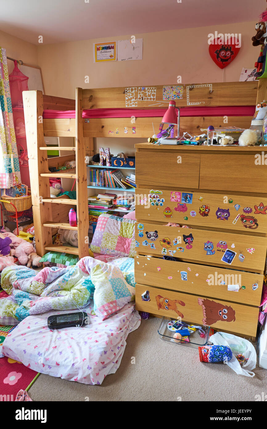 Junge Mädchen unordentliche Schlafzimmer Stockfoto