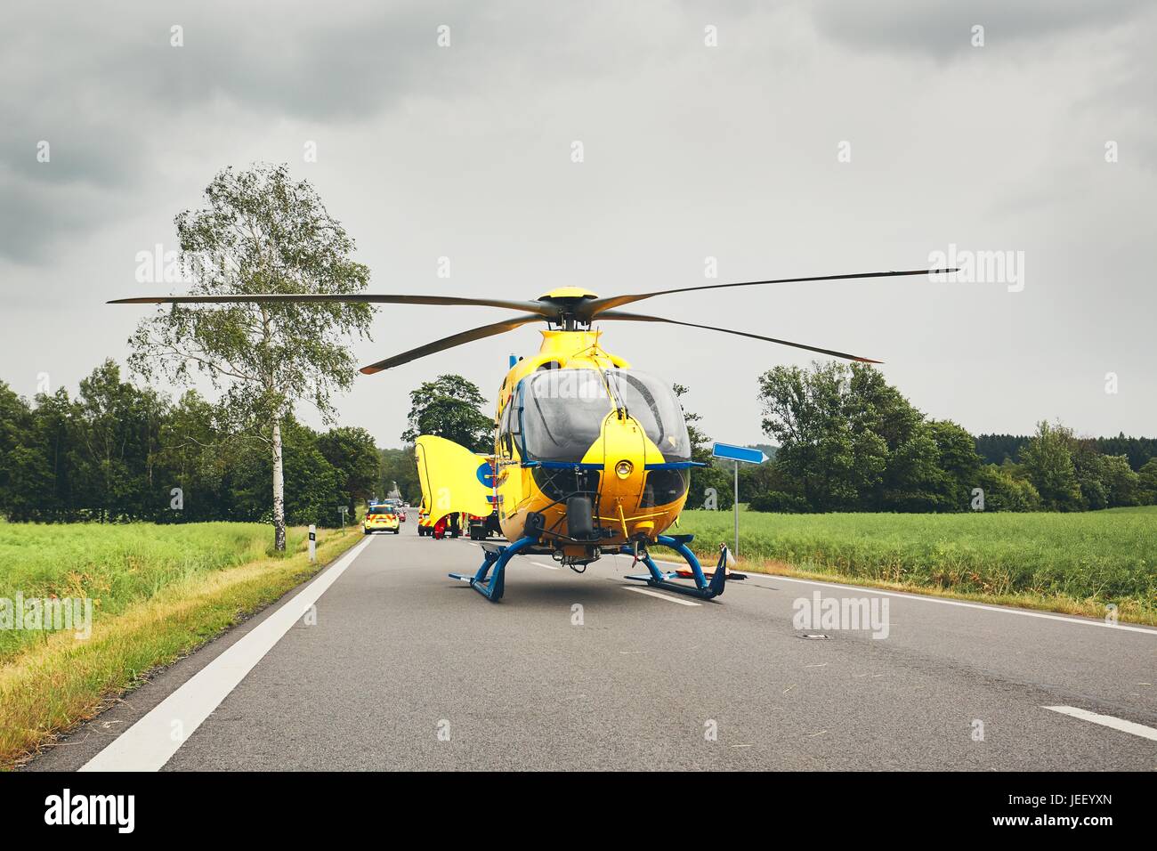 Zusammenarbeit zwischen den Luftrettungsdienst und Rettungsdienst vor Ort. Stockfoto
