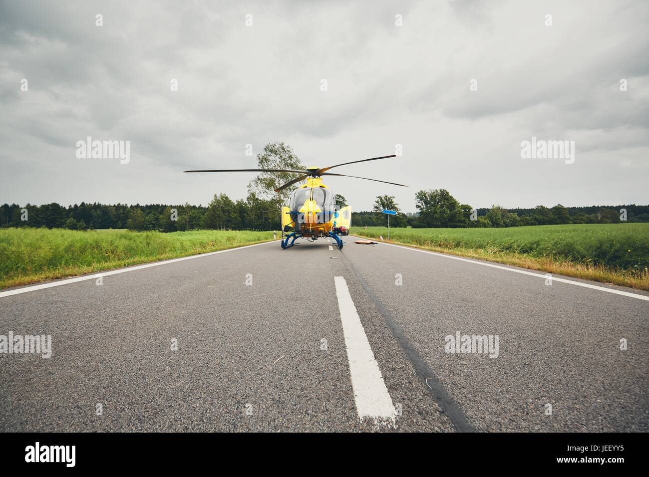 Zusammenarbeit zwischen den Luftrettungsdienst und Rettungsdienst vor Ort. Stockfoto
