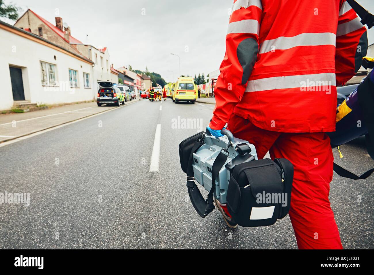 Hand des Arztes mit Defibrillator. Der Rettungsdienst-Teams reagieren auf einen Verkehrsunfall. Stockfoto
