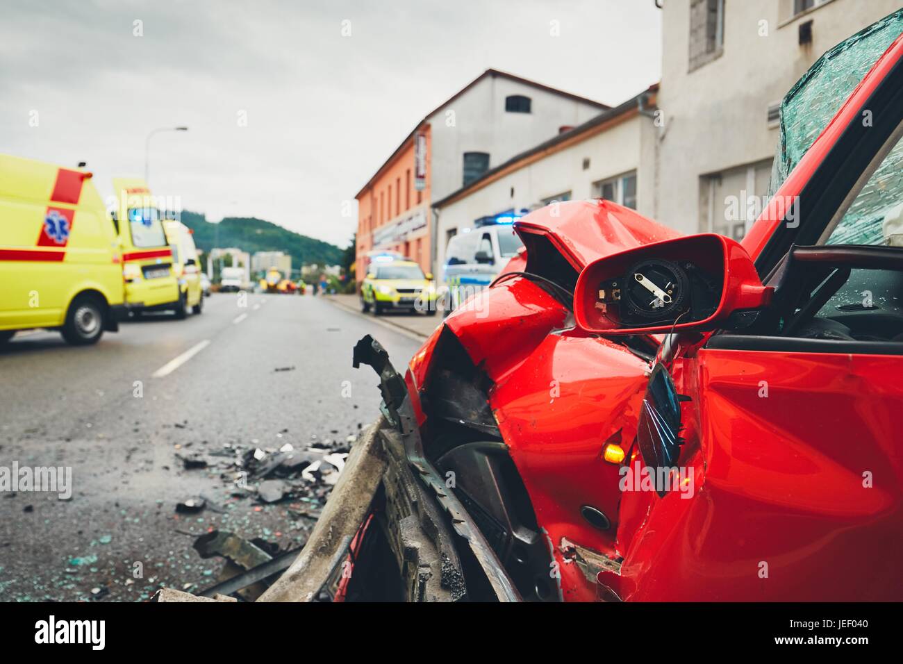 Nahansicht ein abgestürztes Auto. Der Rettungsdienst-Teams reagieren auf einen Verkehrsunfall. -selektiven Fokus Stockfoto