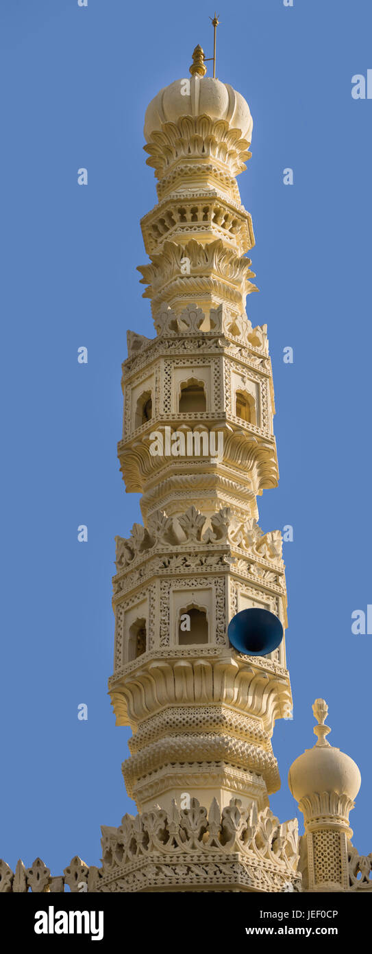 Mysore, Indien - 26. Oktober 2013:Closeup der Creme gelb Minarett der Moschee Tipu Sultan Mausoleum unter tiefblauem Himmel. Sound-System. Stockfoto