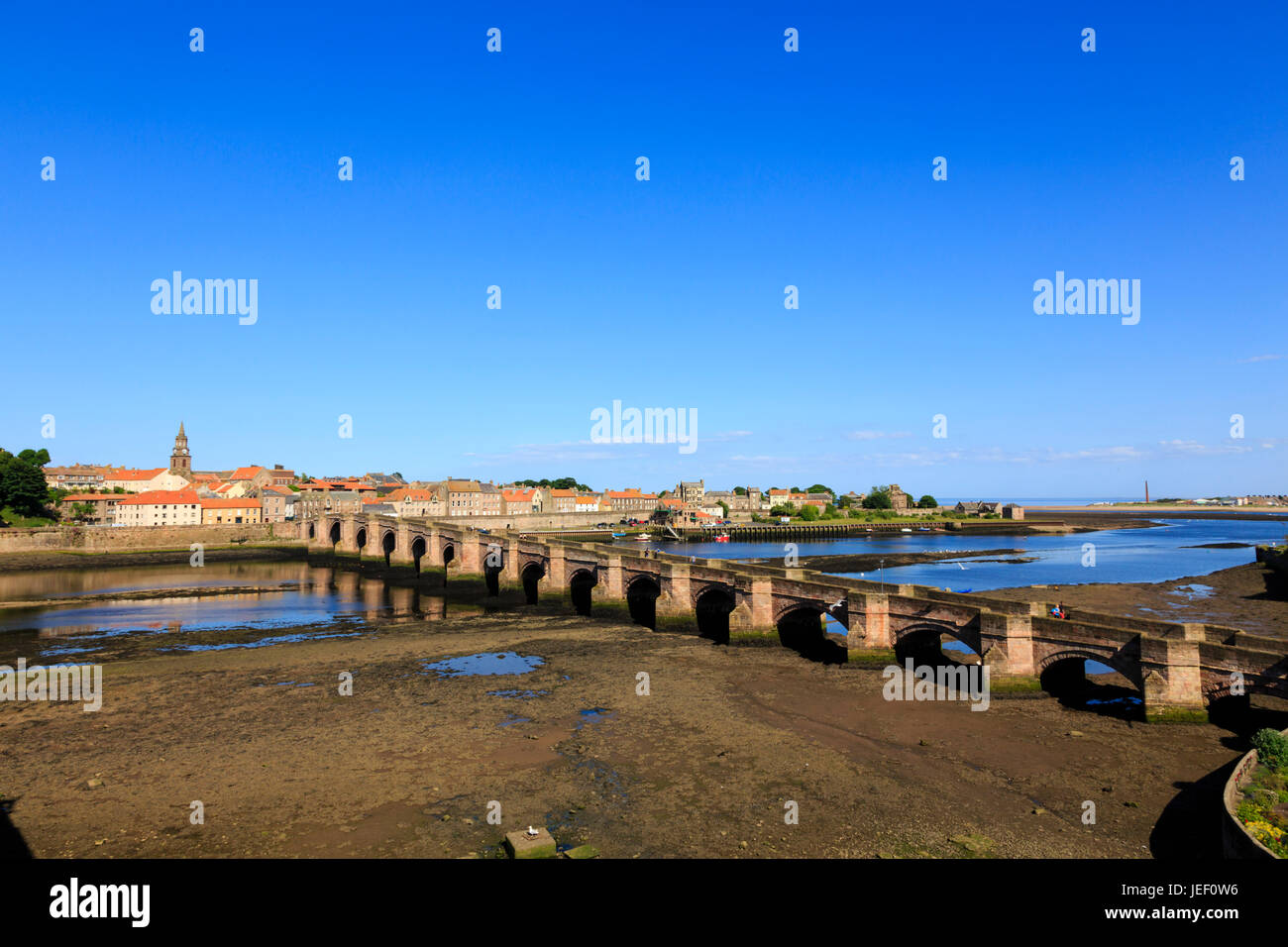 Die alte Brücke mit der Flut heraus. Berwick nach Tweed. Nördlichste Stadt Englands. Stockfoto
