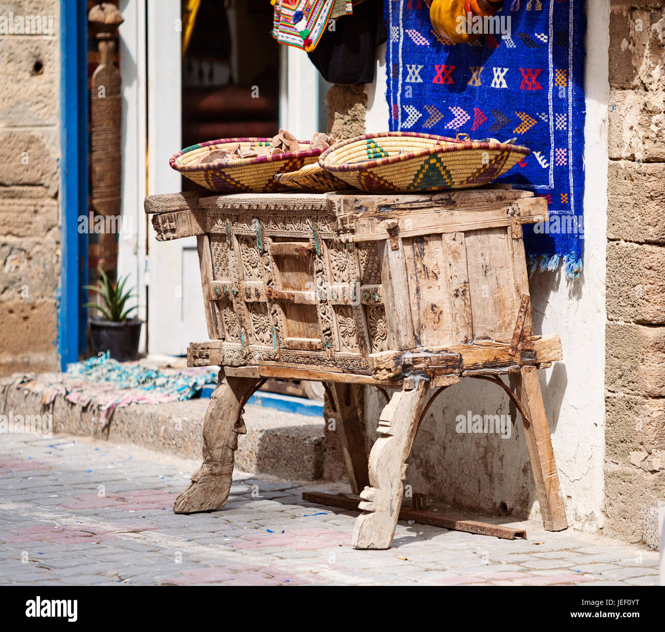 geschnitzte hölzerne Truhe in den Souks in der alten Medina, Essaouira Stockfoto