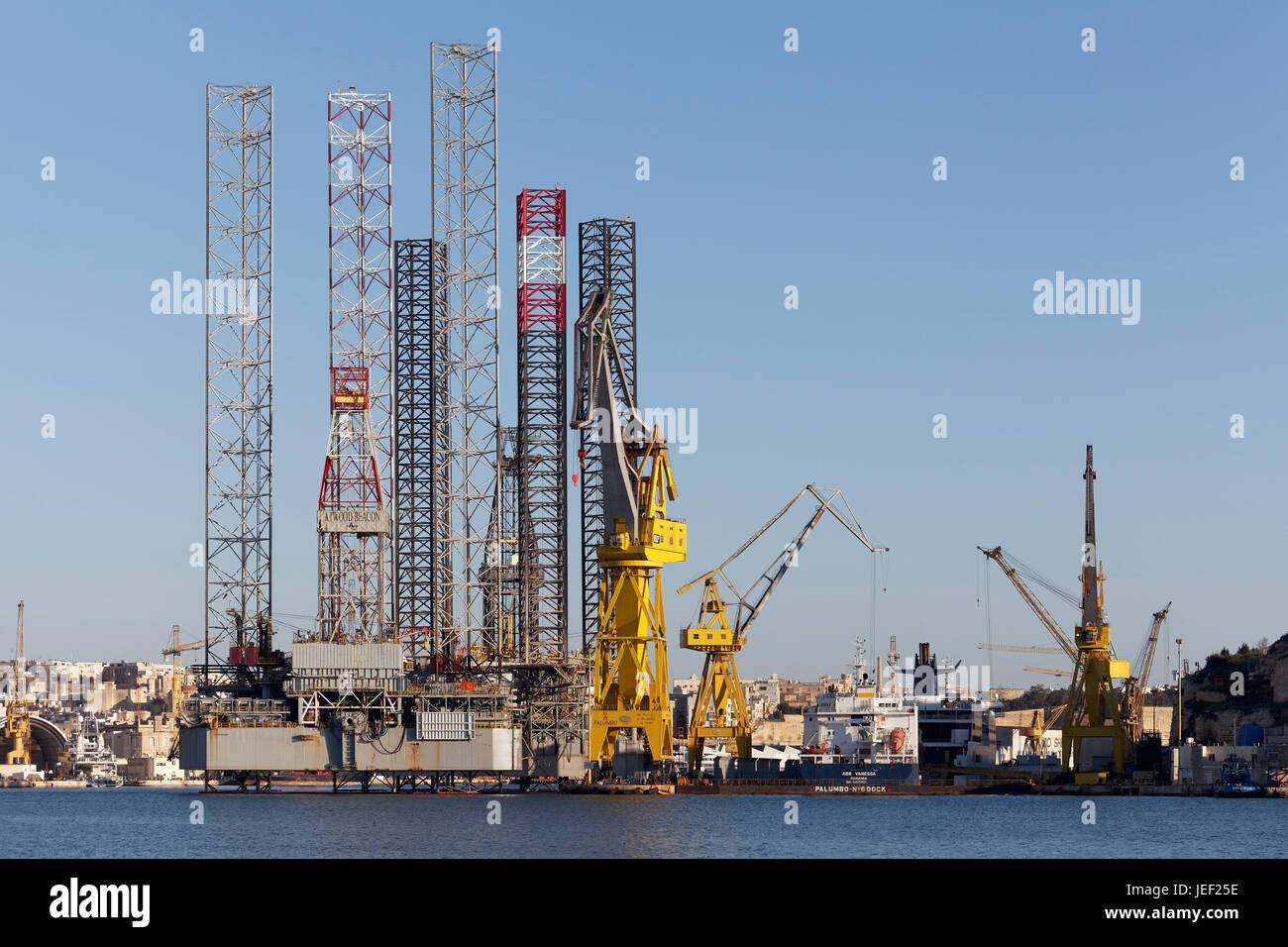 Werft mit Kranichen, dockt an Grand Harbour in Valletta, Malta Stockfoto