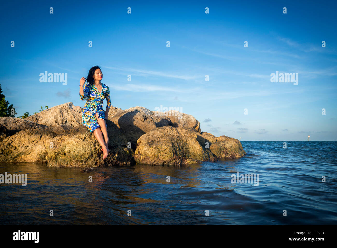 Dame auf Felsen Stockfoto