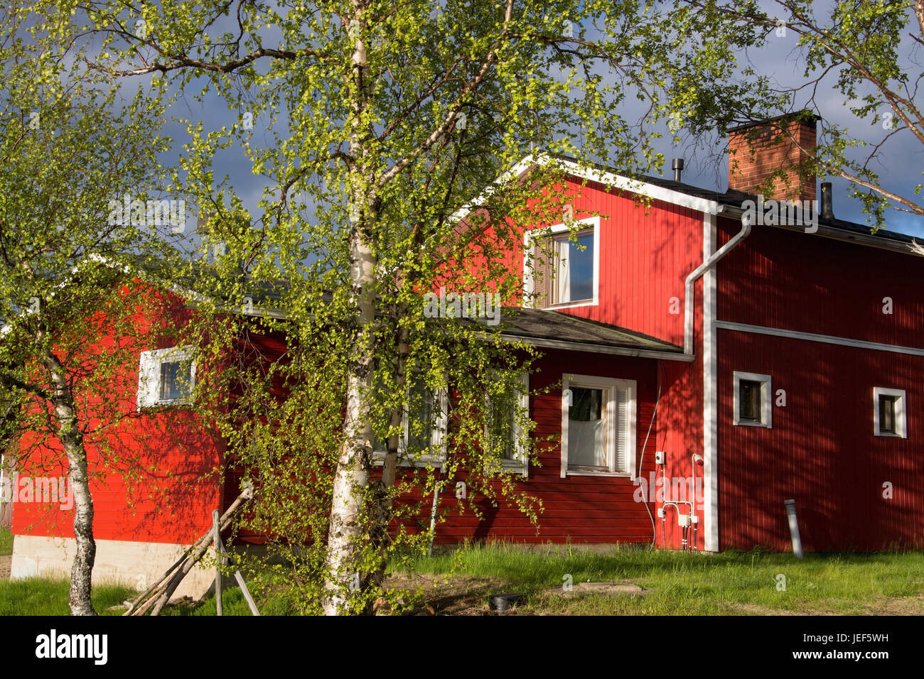 Typischen roten Holzhaus in Lappland, Finnland in den Abend Licht., Typisches Rotes Holzhaus in Lappland, Finnland Im Abendlicht. Stockfoto