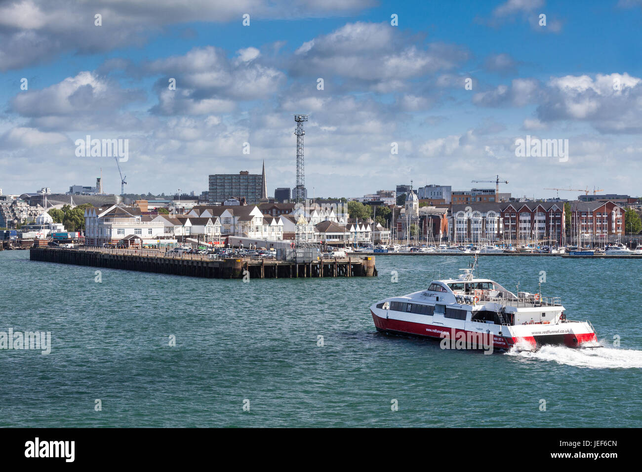 Die roten Trichter rot Jet Ankunft am Stadtkai Marina, Southampton, Hampshire, uk Stockfoto