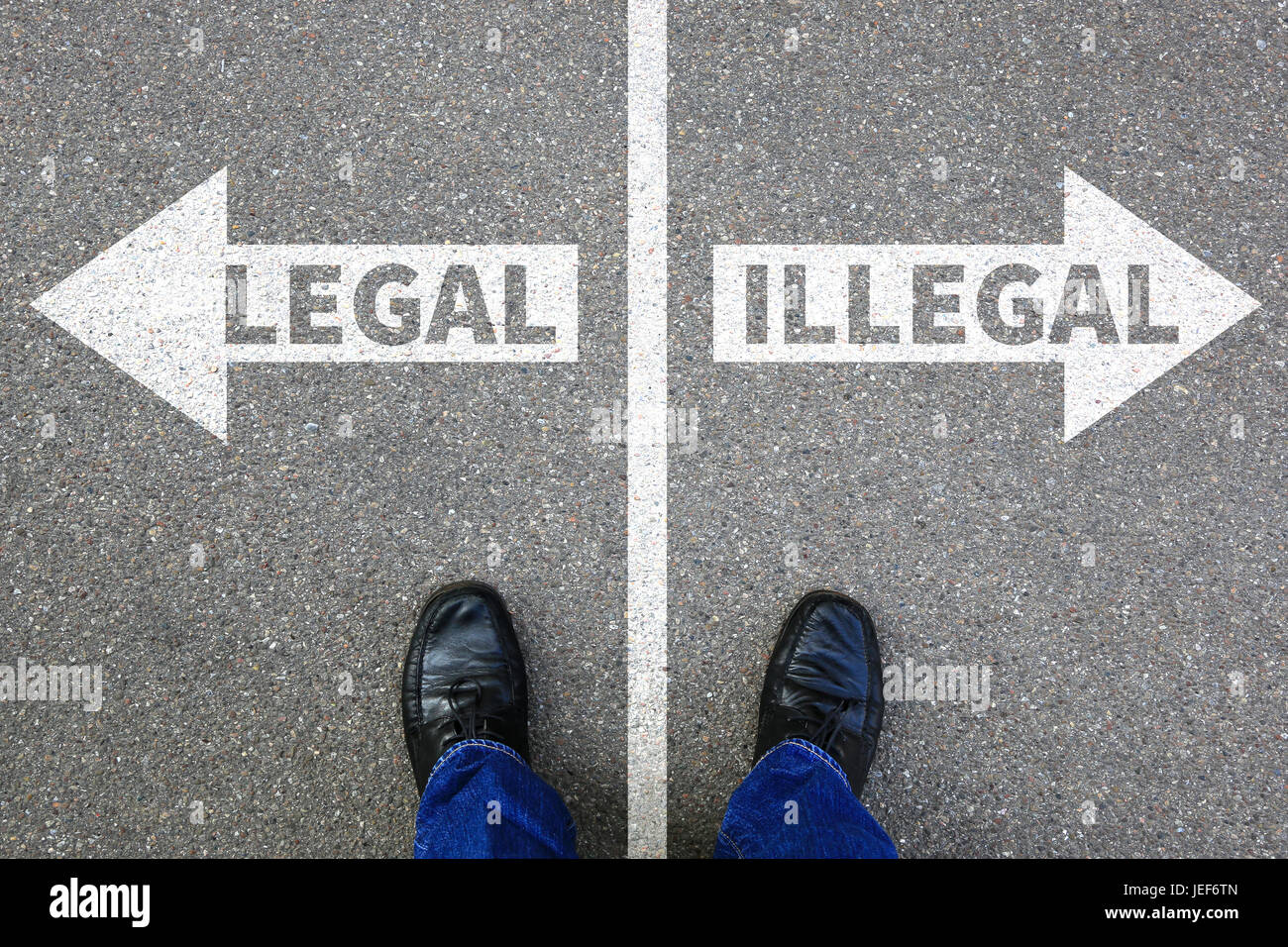 Legal illegal Geschäftsmann Business Mann Konzept Entscheidung Verbot erlaubt verbotene Problem Strafrecht bestellen Stockfoto