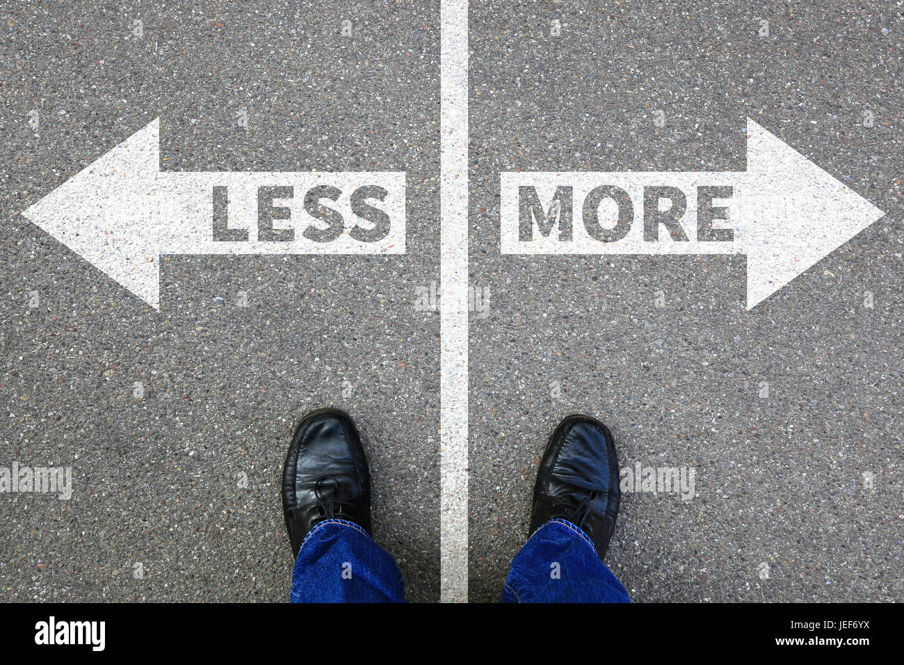 Weniger ist mehr Konzept Entscheidung Kapitulation besser leben Geschäftserfolg Stockfoto