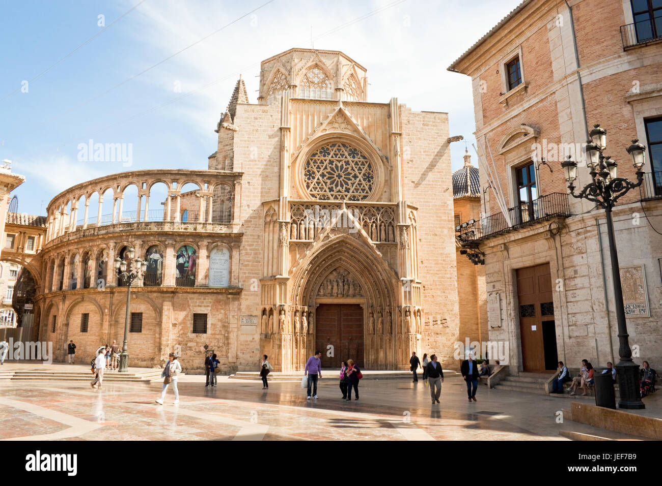 Valencia, April 10-2013: Virgin Platz mit Apostel Pforte der Kathedrale von Valencia. Die Kathedrale ist ein Ort, wo man von den angeblichen Heiligen Kelch Stockfoto