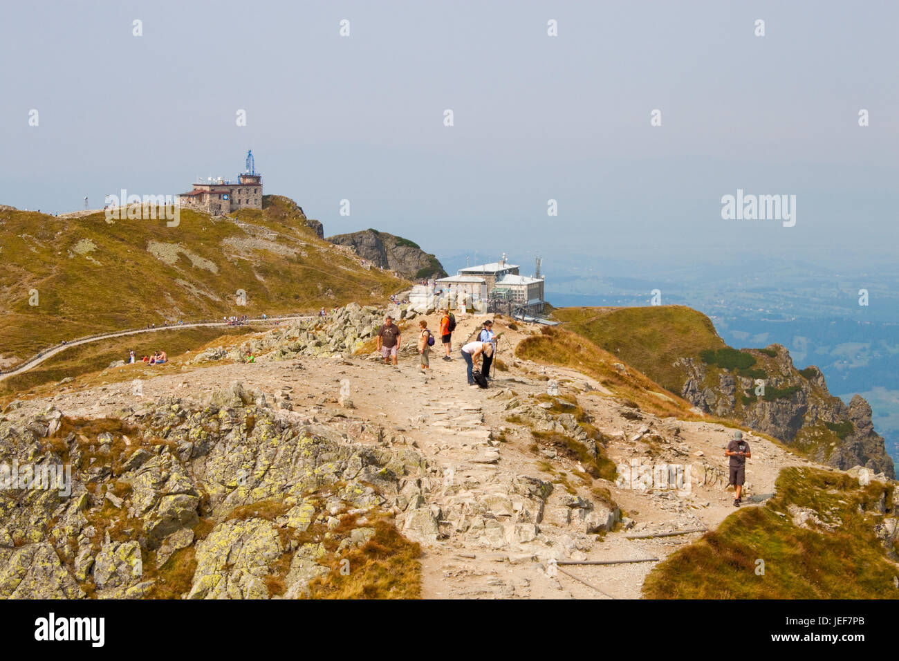 Kasprowy Wierch, Polen - 9. September 2012: Touristen genießen die Aussicht in der Nähe von Meteorologischen Observatorium und Seilbahn Station auf Kasprowy Wierch montieren Stockfoto