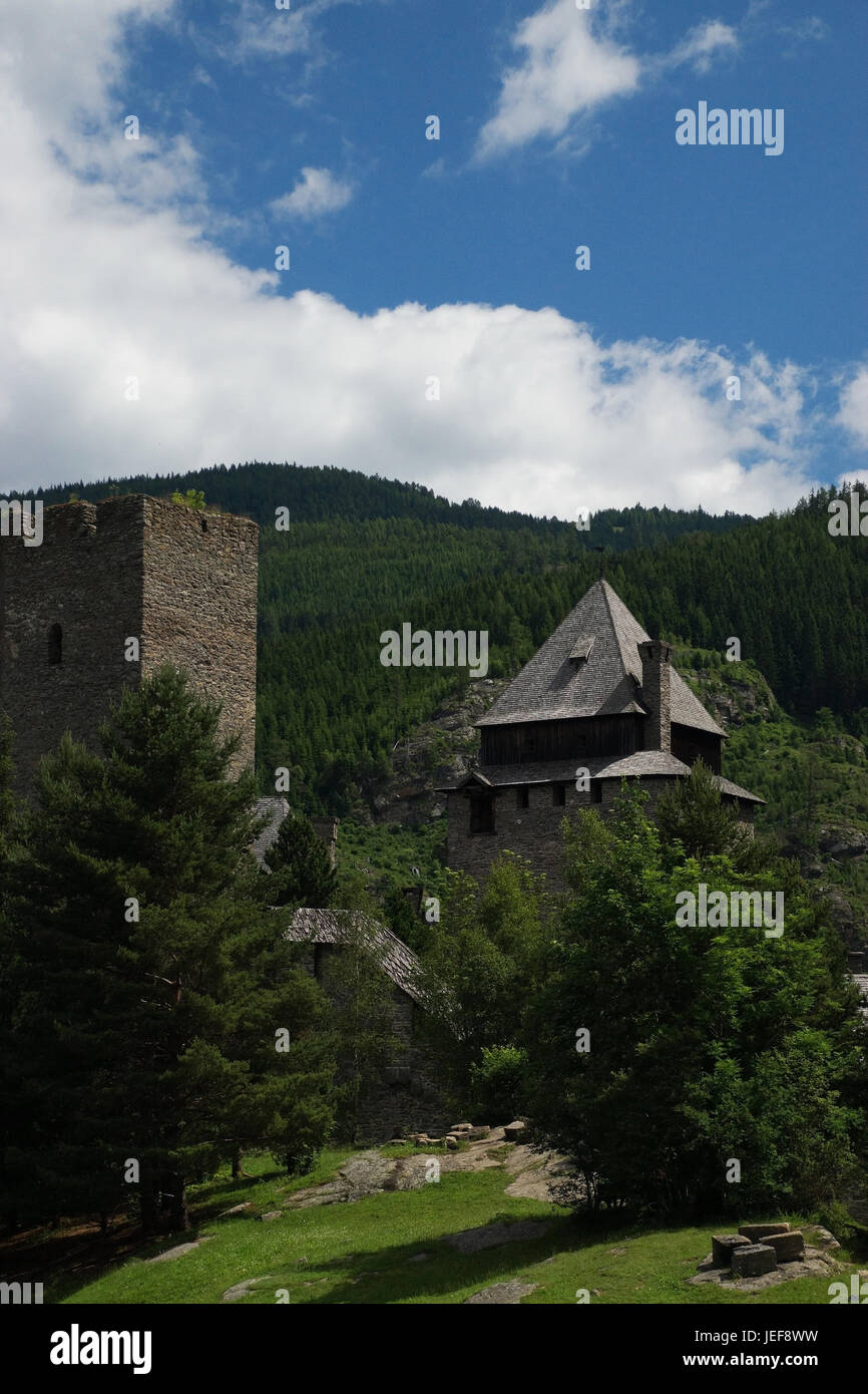 Das dunkle Grün der Burg ist das Wahrzeichen der Salzburger Gemeinde Ramingstein, nahe Tamsweg im Lungau, Österreich, sterben Burg Finstergrün ist das Stockfoto