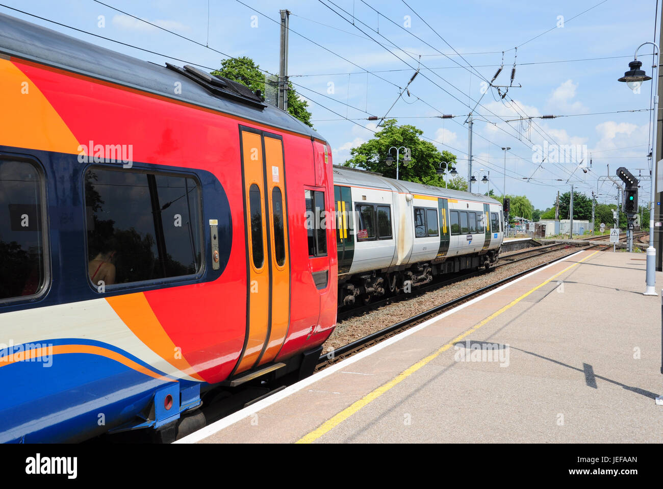 EMU und DMU warten, lassen Sie die Station in Ely, Cambridgeshire, England, UK Stockfoto