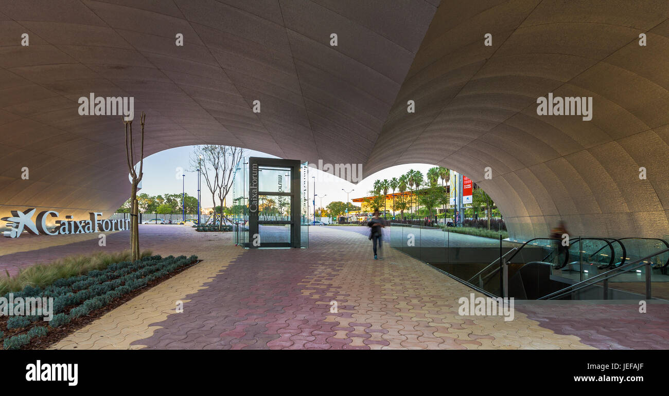 Festzelt der Eingang zum Caixa Forum Sevilla entworfen von Guillermo Vazquez Consuegra Stockfoto