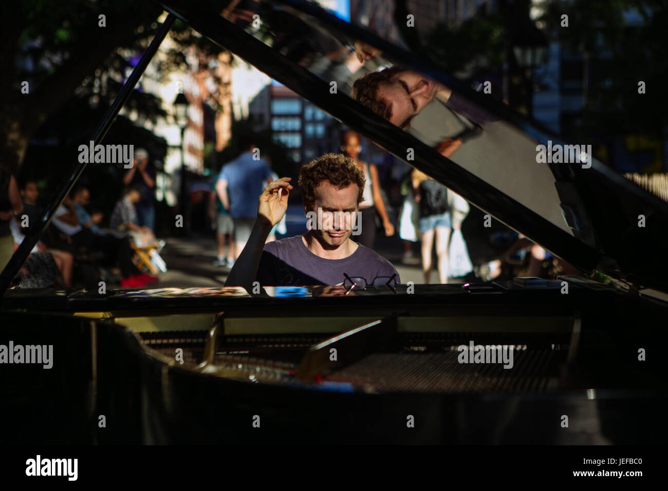 Straßenmusiker mit dem Klavierspiel im Washington Square Park, New York, USA Stockfoto