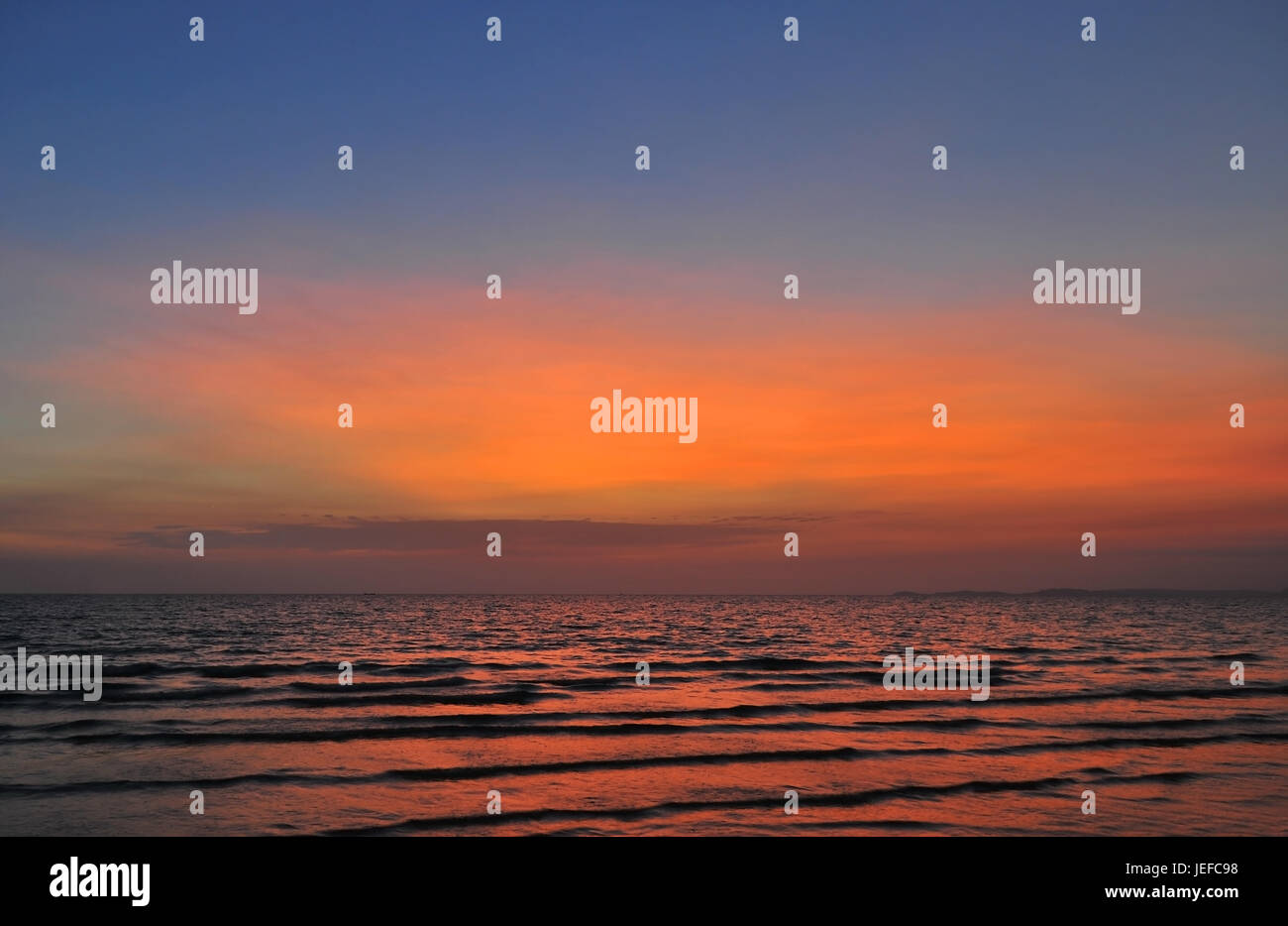Weiche Wellen bei Sonnenuntergang auf Otres Beach in Sihanoukville, Kambodscha. Stockfoto