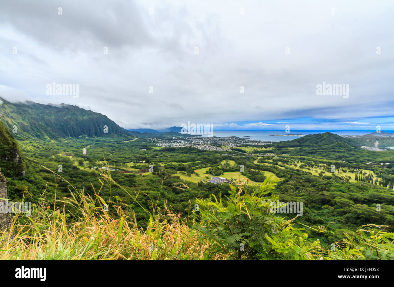 Der Blick von der Nuuanu Pali Lookout auf der windzugewandten Küste von Oahu Hawaii Stockfoto