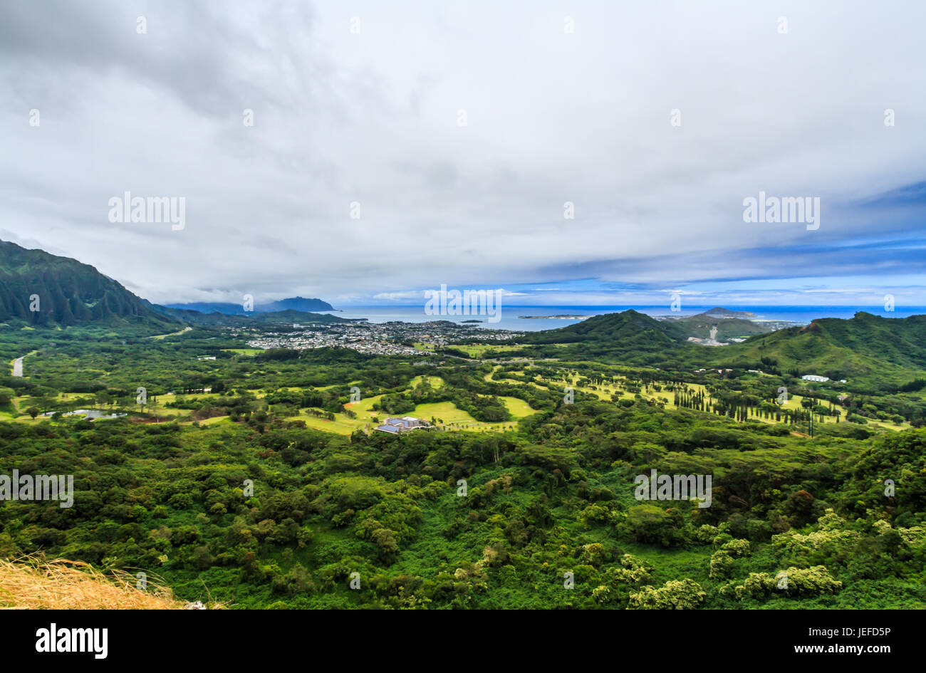 Der Blick von der Nuuanu Pali Lookout auf der windzugewandten Küste von Oahu Hawaii Stockfoto