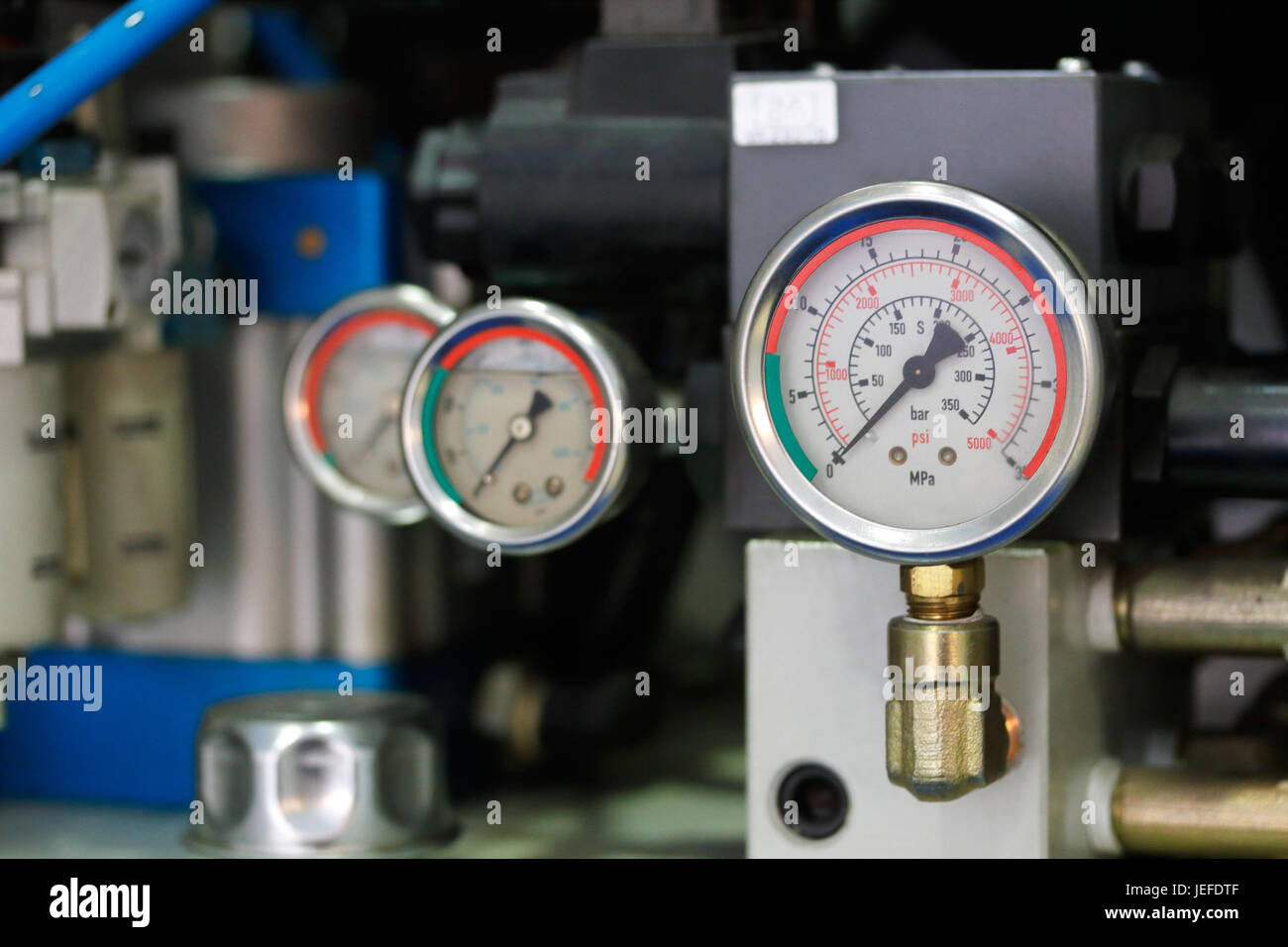 Industrieanlagen mit Manometer Meter. Selektiven Fokus Stockfoto Industrieanlagen mit Manometer Meter. Selektiven Fokus Stockfoto