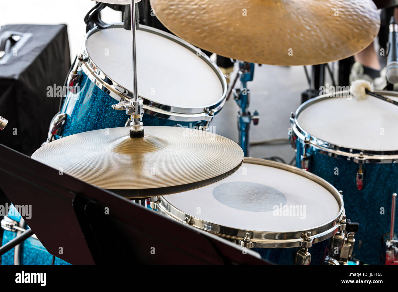 Drum set Reit für Straßenkunst. Musik-Equipment auf der Bühne. Stockfoto