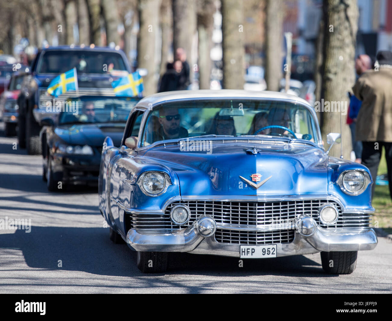 Cadillac De Ville 1954 bei der traditionellen Oldtimer-Parade feiern Frühling am Maifeiertag in Norrköping, Schweden Stockfoto
