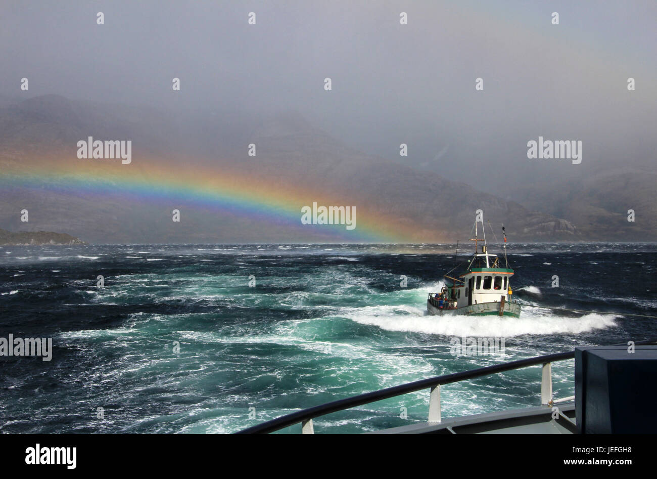 Angelboot/Fischerboot bekam nach Surfrevier für das Leben in einem Sturm, Fjord in Bernardo O' Higgins Nationa Park in Chile gerettet Stockfoto