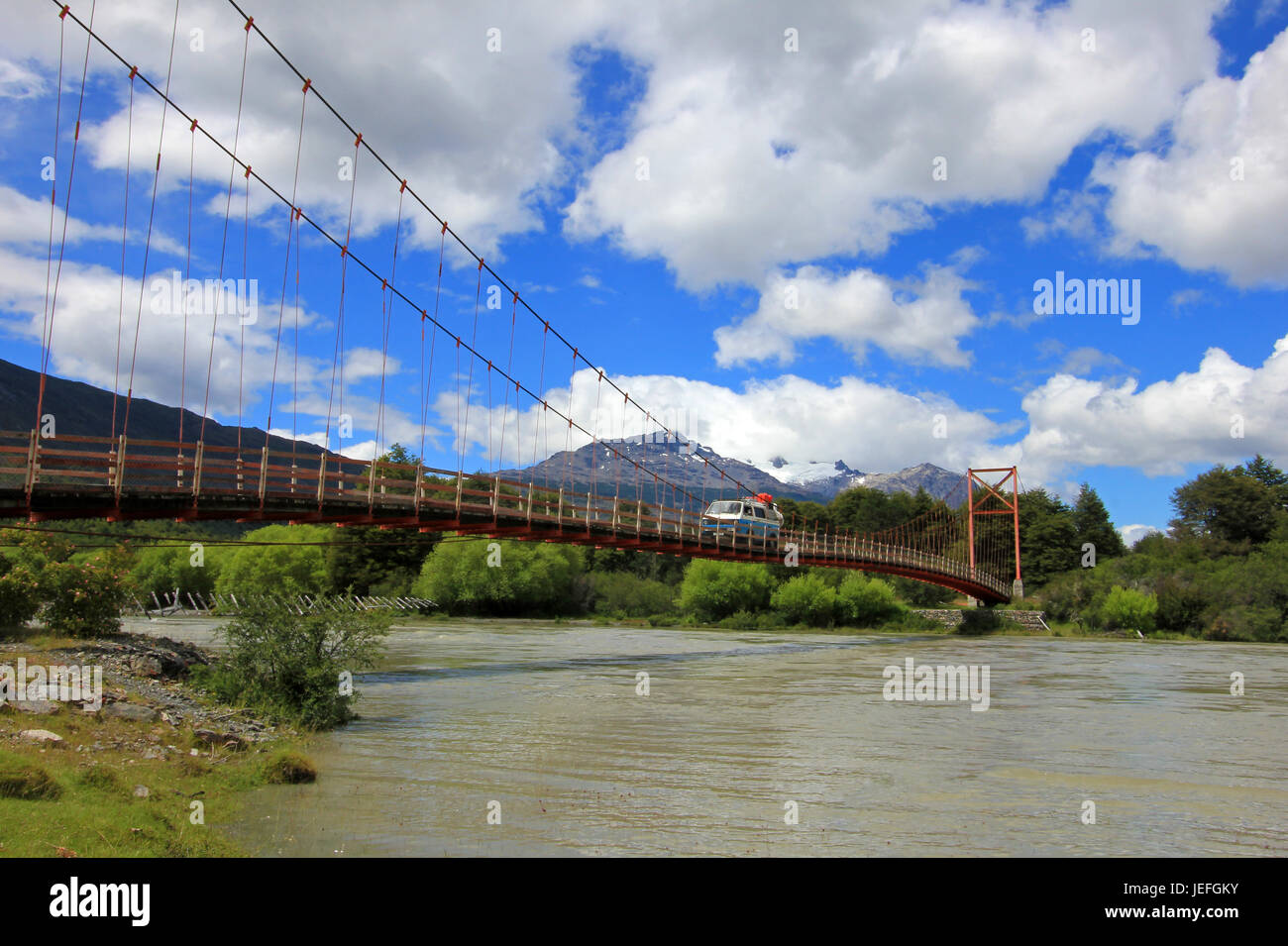 Van fahren über die Brücke, Carretera Austral, auf dem Weg nach Villa O' Higgins, Patagonien, Chile Stockfoto