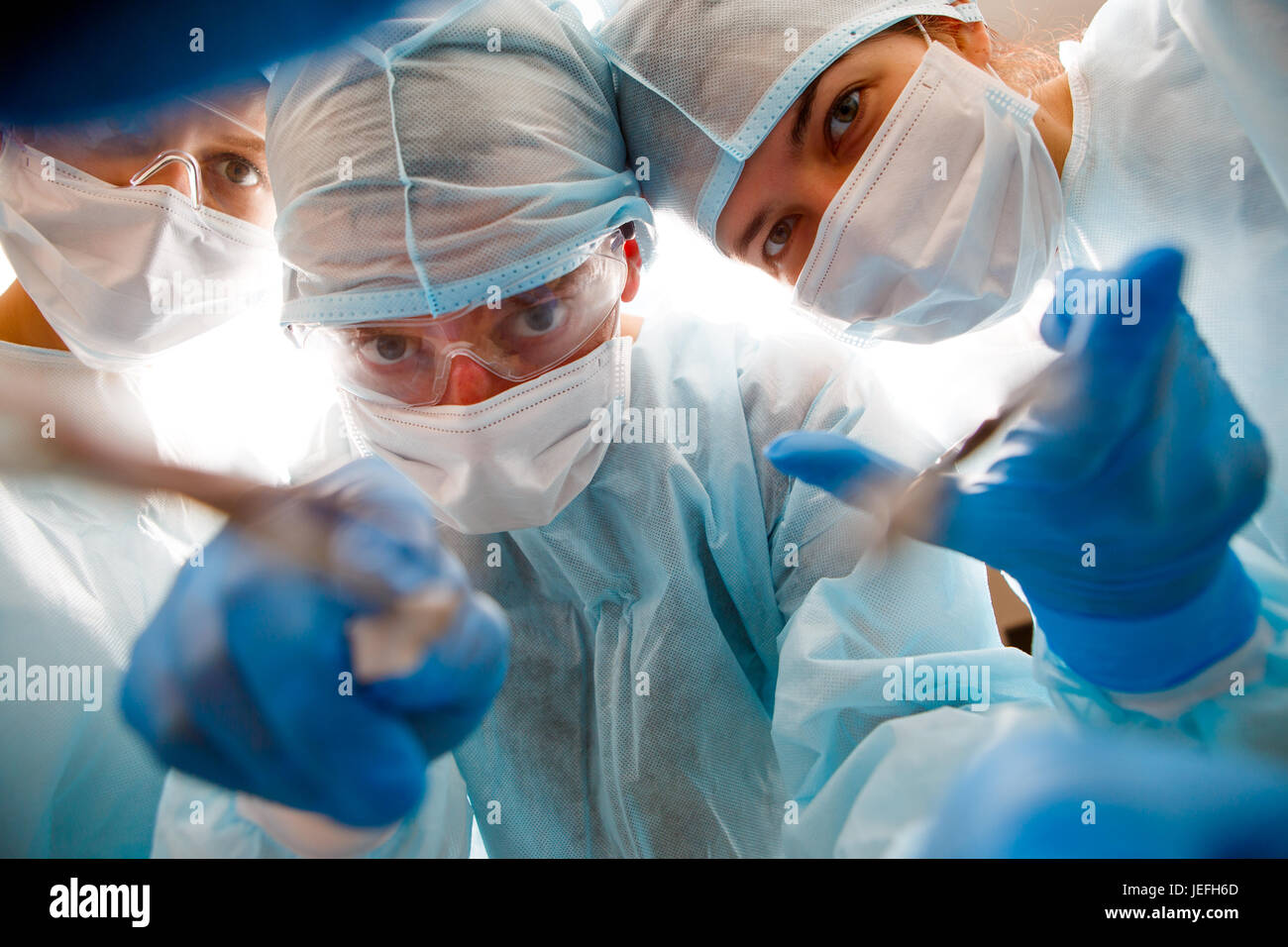 Chirurgen, die Instrumente in den Händen halten Stockfoto