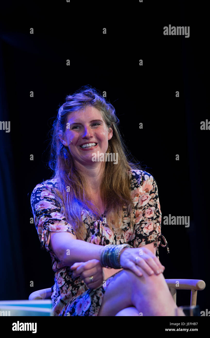 Amanda Owen Hugel Landwirt Und Autor Von Ein Jahr Im Leben Von Einem Yorkshire Schaferin Erscheinen Auf Der 2017 Hay Festival Of Literature And The Arts Hay On Wye Wales Uk Stockfotografie